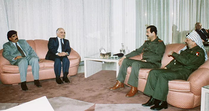 الرئيس العراقي السابق صدام حسين ورئيس منظمة التحرير الفلسطينية فتح والقائد الفلسطيني الراحل ياسر عرفات، وملك المملكة الأردنية الهاشمية الراحل الملك حسين، ونائب الرئيس اليمني علي سالم البيض في بغداد، العراق 8 ديسمبر/ كانون الأول 1990 الرئيس العراقي السابق صدام حسين ورئيس منظمة التحرير الفلسطينية فتح والقائد الفلسطيني الراحل ياسر عرفات، وملك المملكة الأردنية الهاشمية الراحل الملك حسين، ونائب الرئيس اليمني علي سالم البيض في بغداد، العراق 8 ديسمبر/ كانون الأول 1990