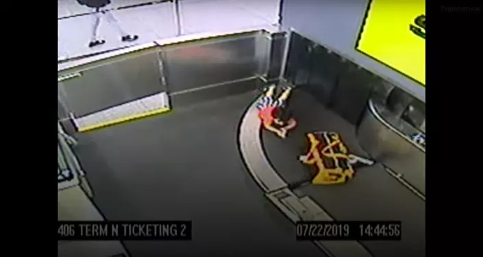 طفل يأخذ جولة على حزام نقل الأمتعة في مطار طفل يأخذ جولة على حزام نقل الأمتعة في مطار