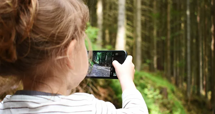 طفل مع هاتف ذكي طفل مع هاتف ذكي