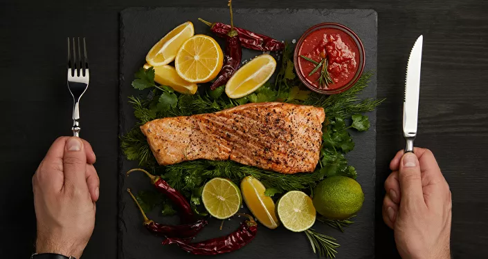 شريحة سمك السلمون مع الخضراوات شريحة سمك السلمون مع الخضراوات