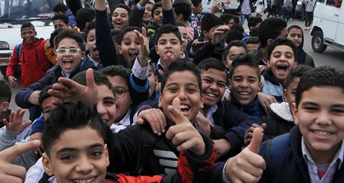 طلاب مصريون أمام إحدى المدارس في العاصمة المصرية القاهرة طلاب مصريون أمام إحدى المدارس في العاصمة المصرية القاهرة