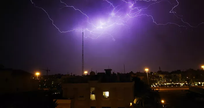 وميض برق في السماء فوق منطقة الرميثية في مدينة الكويت خلال عاصفة، الكويت 7 أبريل 2020 وميض برق في السماء فوق منطقة الرميثية في مدينة الكويت خلال عاصفة، الكويت 7 أبريل 2020