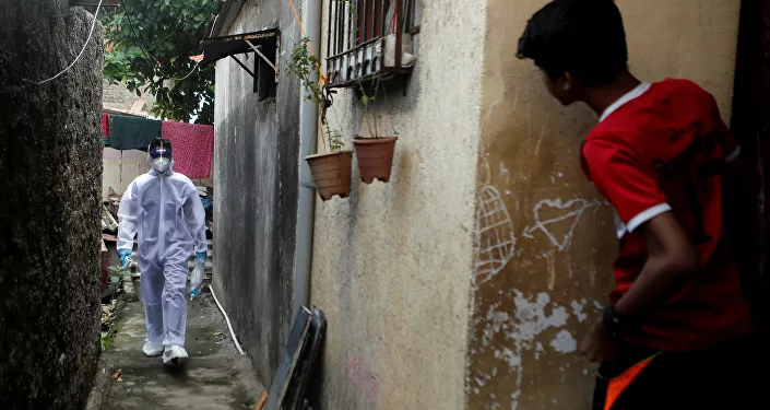 موظف في القطاع الصحي يتفقد المواطنين لاجراء اختبار فيروس كورونا في مومباي، الهند، 1 يوليو 2020. موظف في القطاع الصحي يتفقد المواطنين لاجراء اختبار فيروس كورونا في مومباي، الهند، 1 يوليو 2020.