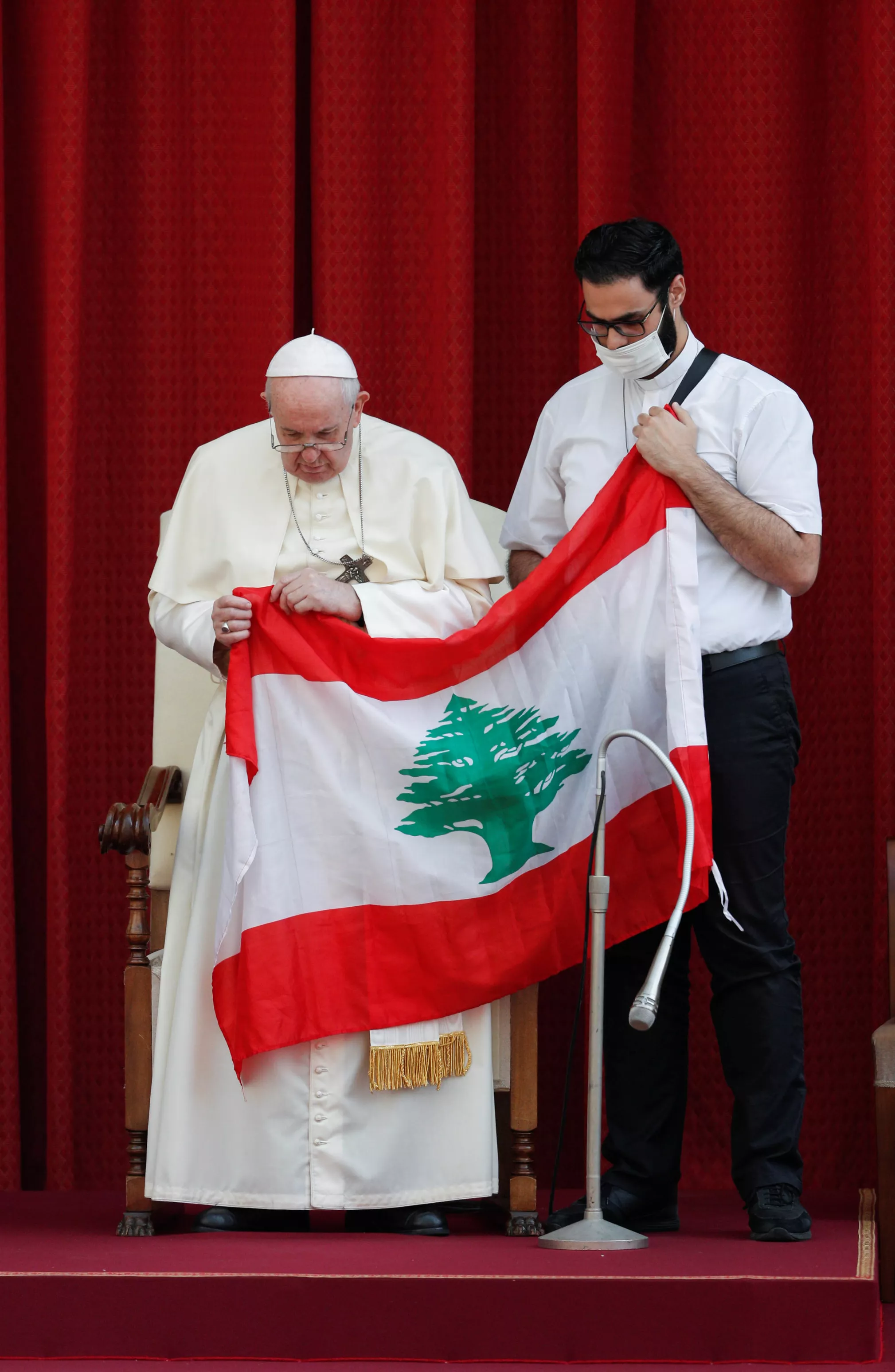 البابا فرانسيس يقبل علم لبنان، الفاتيكان  2 سبتمبر 2020 البابا فرانسيس يقبل علم لبنان، الفاتيكان  2 سبتمبر 2020