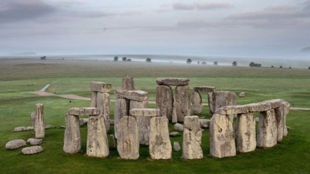 104958887_8 بناء ستونهنغ