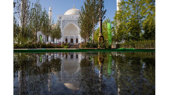 108471483_gettyimages-1163280140 المسجد من الخارج وانعكاس صورته في بحيرة
