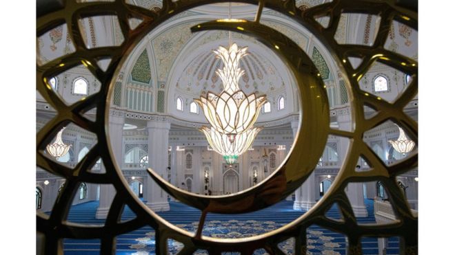 108471536_gettyimages-1163220107 صورة من داخل المسجد