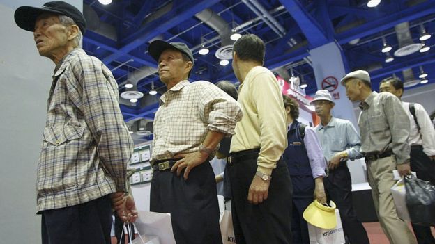 109627903_gettyimages-55746139 مجموعة من كبار السن في كوريا الجنوبية