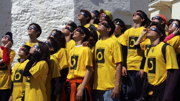 110137410_gettyimages-57205995 طلبة مدرسة في اليونان يتابعون الكسوف - 29 مارس/أذار 2006