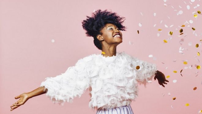 110237027_0a امرأة تعبر عن سعادتها