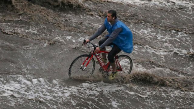 111252033_mediaitem111250481 رجل يستقل دراجة هوائية وسط أمطار غزيرة - القاهرة 12 مارس/آذار 2020