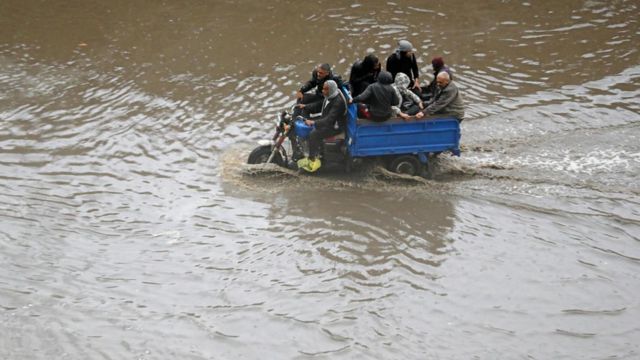 111253161_mediaitem111253160 عدد من الأشخاص يستقلون "تروسيكل" في شوارع القاهرة
