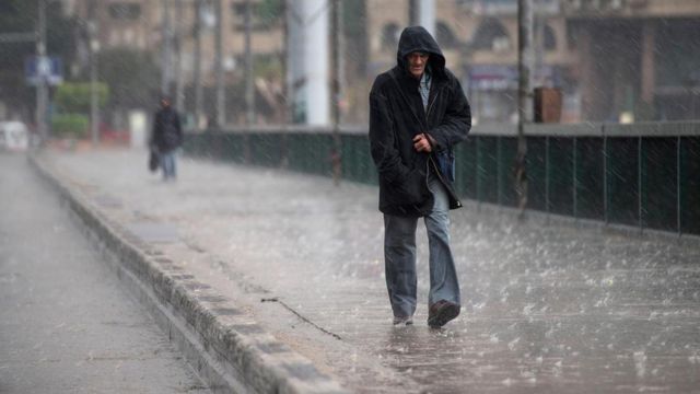 111254255_mediaitem111253158 رجل يعبر أحد الكباري