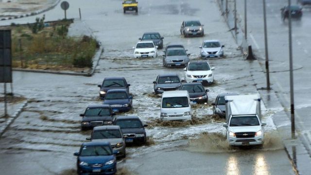 111255510_gettyimages-1206754299 سيارات على طريق سريع تغمره مياه الأمطار - القاهرة 12 مارس 2020