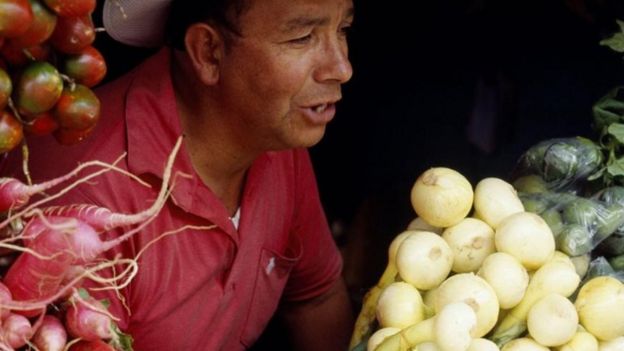 112413018_5a6e7889-da0f-47c4-b575-8d279c6679f9 بائع خضراوات