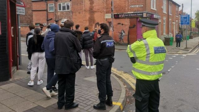 114953964__114948380_b متفرجون وضباط شرطة