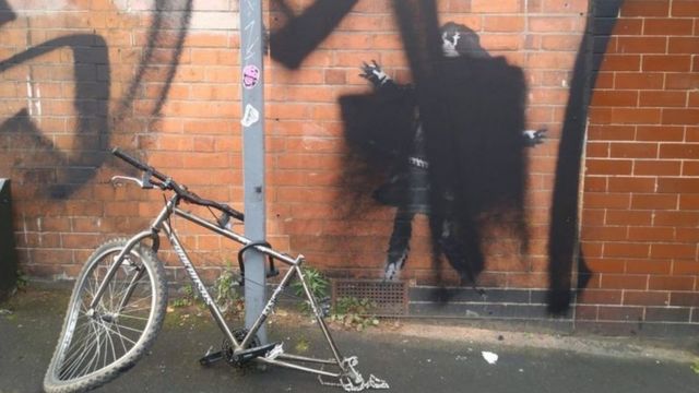 114953966__114948376_12ae753a-f44e-430a-ab76-4cee609a9607 طلاء أسود على رسم بانكسي