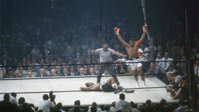 115023489_gettyimages-52286014 فوز كلاي ببطولة العالم بعد انتصاره على الملاكم سوني ليستون