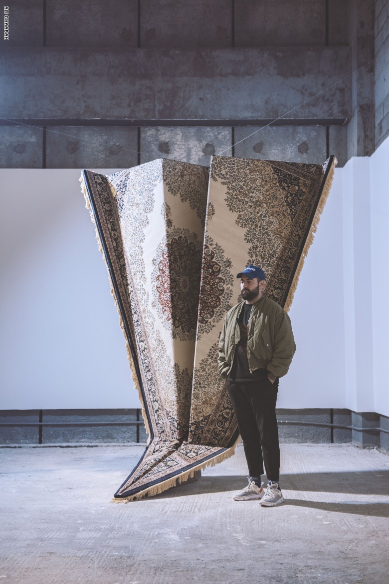 سجادات فارسية تتحول إلى طائرات ورقية على يد هذا اللبناني سجادات فارسية تتحول إلى طائرات ورقية على يد هذا اللبناني