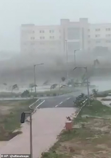 13040214-6988125-damage_trees_are_seen_bending_alarmingly_as_wind_and_rain_batter-a-27_1556880886094 Damage: Trees are seen bending alarmingly as wind and rain batters the east coast of India