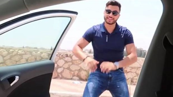 شاب يؤدي رقصة كيكي
