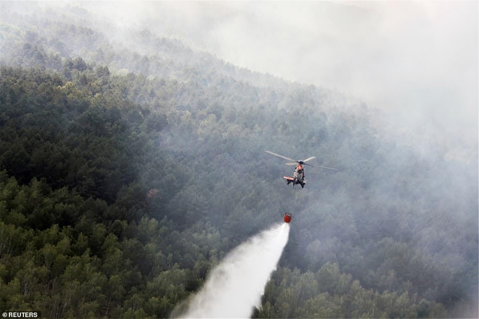 15221776-7178557-a_german_federal_police_helicopter_carries_water_in_a_bucket_to_-a-153_1561491059117 A German Federal Police helicopter carries water in a bucket to extinguish forest fire near Lieberoser Heide in eastern Germany