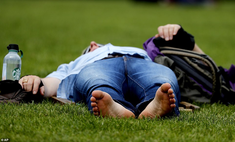 15232040-7178557-a_visitor_to_green_park_enjoys_a_lazy_snooze_amid_the_humid_and_-a-161_1561491059122 A visitor to Green Park enjoys a lazy snooze amid the humid and muggy conditions in the UK this afternoon, with more sunny weather predicted later this week