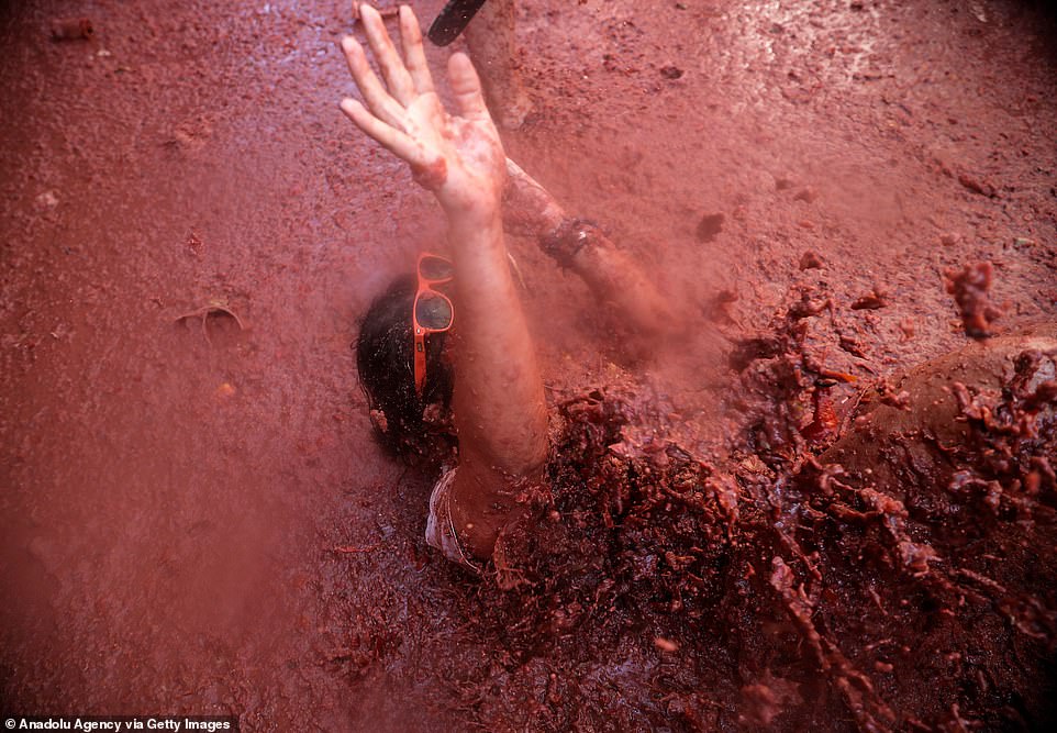 17792408-7403445-image-a-46_1567005411856 From serenity to panic, this woman looked to be sinking into the depths of a tomatoey hell, with pulp submerging almost her entire body