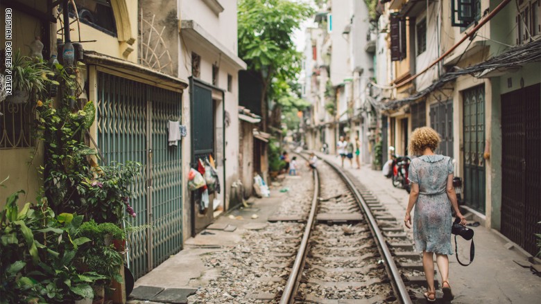 رغم خطورتها.. سكة قطار تصبح وجهة "السيلفي" المفضلة بفيتنام رغم خطورتها.. سكة قطار تصبح وجهة "السيلفي" المفضلة بفيتنام