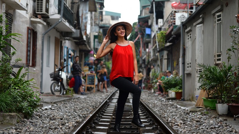 رغم خطورتها.. سكة قطار تصبح وجهة "السيلفي" المفضلة بفيتنام رغم خطورتها.. سكة قطار تصبح وجهة "السيلفي" المفضلة بفيتنام