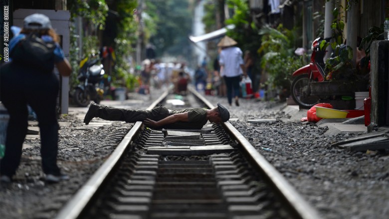 رغم خطورتها.. سكة قطار تصبح وجهة "السيلفي" المفضلة بفيتنام رغم خطورتها.. سكة قطار تصبح وجهة "السيلفي" المفضلة بفيتنام