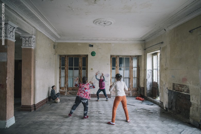 داخل هذه المنتجعات المهجورة.. حيث يعيش ضحايا الحرب داخل هذه المنتجعات المهجورة.. حيث يعيش ضحايا الحرب