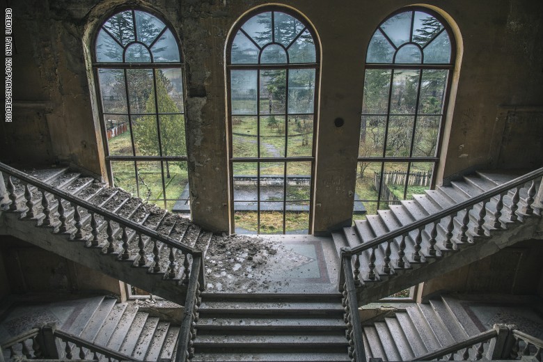 مع أنها مهجورة.. تشكل هذه المنتجعات السوفييتية منزلاً لضحايا الحرب مع أنها مهجورة.. تشكل هذه المنتجعات السوفييتية منزلاً لضحايا الحرب