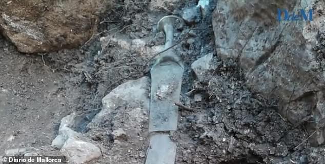 18709716-7485173-image-a-9_1568968561842 Archaeologists were surprised to dig out the well-preserved sword from the ancient Tailiotic culture from underneath a rock and mud