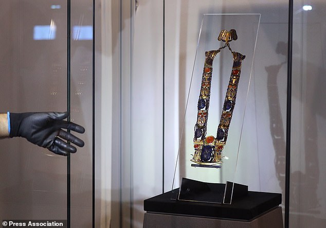 19189254-7527979-a_gold_inlaid_pectoral_chain_and_counterpoise_with_lapis_scarab_-a-3_1570000501390 A gold inlaid pectoral chain, and counterpoise with Lapis scarab flanked by Uraei is removed from its display case