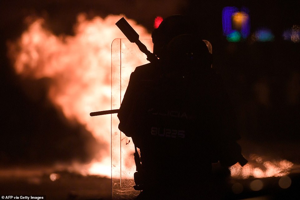 19813564-0-image-a-95_1571269989333 Catalan anti-riot police officers stand guard as barricades burn during a demonstration called by the local Republic Defence Committees (CDR) in Barcelona on October 16