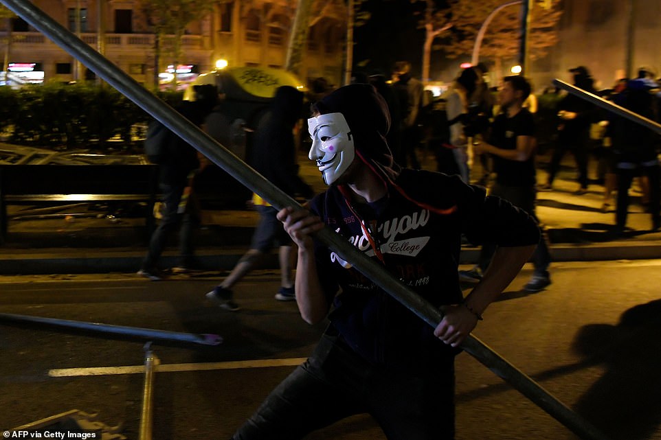 19813576-0-image-a-55_1571269625167 Clashes erupted in Barcelona late today after thousands rallied for a huge protest in the city centre on Wednesday night
