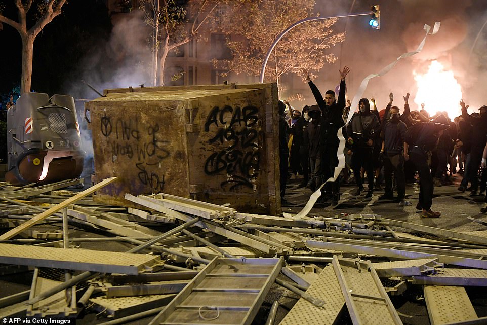 19813594-0-image-a-75_1571269871492 Violent clashes erupted in Barcelona late on Wednesday night after thousands rallied for a huge protest in the city centre