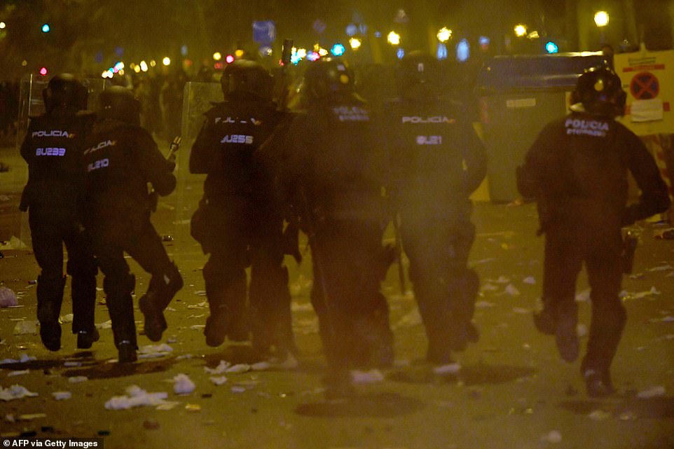 19813606-0-image-a-72_1571269856108 Catalan anti-riot police officers move forward towards protesters during a violent demonstration in Barcelona last night