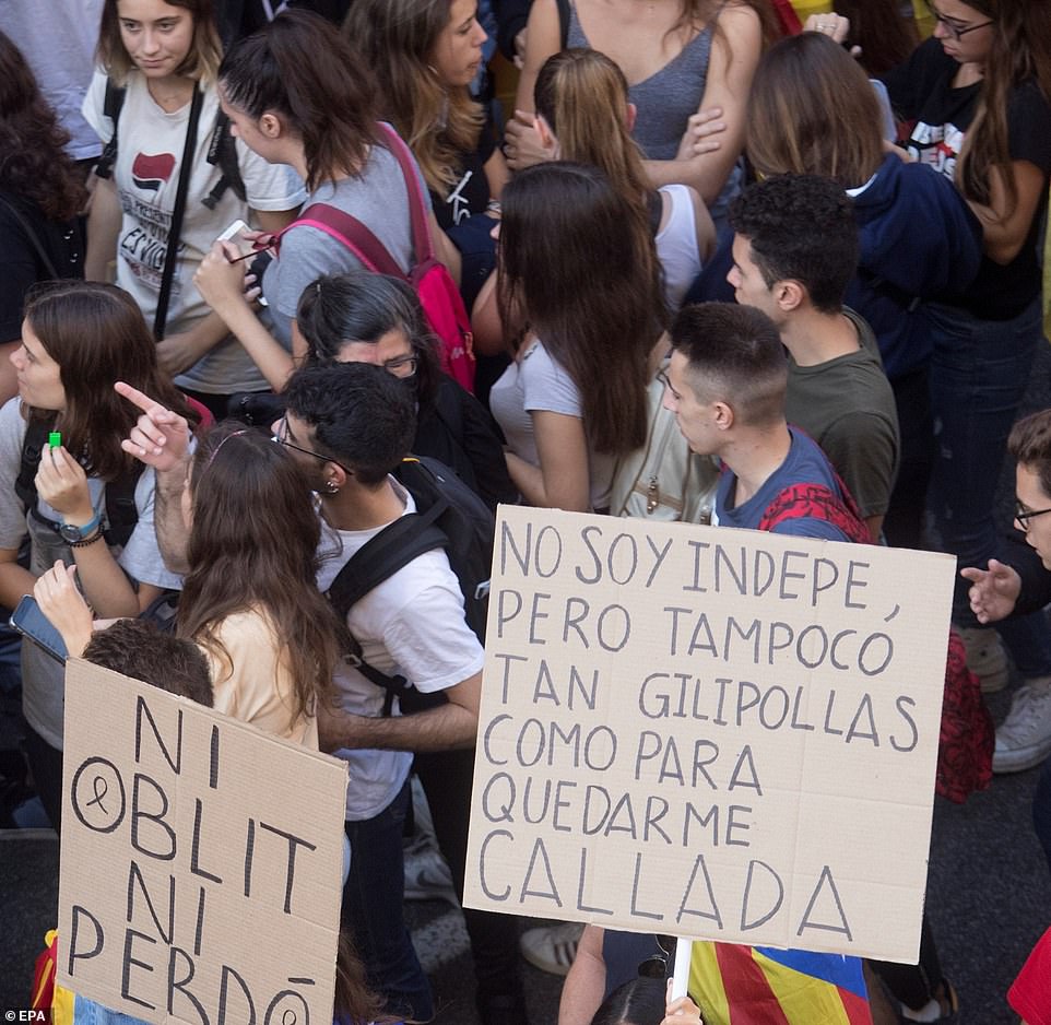 19845618-7584681-a_student_r_holds_a_banner_reading_i_am_not_pro_independent_but_-a-4_1571331134155 A student (R) holds a banner reading 'I am not pro-independent but I am not such an a*****e to keep quiet' as some thousand students attend a rally to protest against Spanish Supreme Court's sentence against pro-independence leaders, in Barcelona, Catalonia, Spain, 17 October 2019.