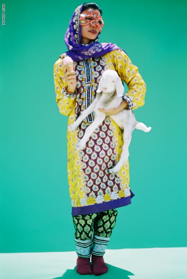 برقع عماني مع أحذية "أديداس".. ما رسالة هذا المصور؟ برقع عماني مع أحذية "أديداس".. ما رسالة هذا المصور؟