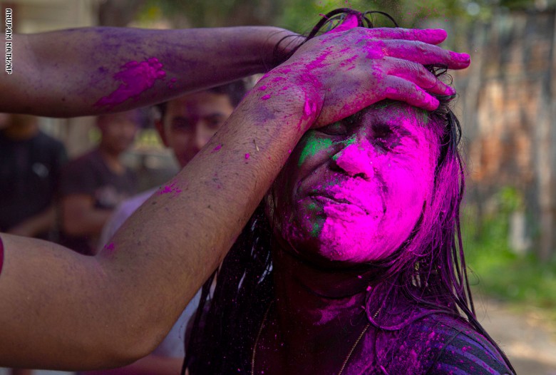 باستخدام الأقنعة.. مهرجان الألوان بالهند يستمر رغم مخاوف فيروس كورونا باستخدام الأقنعة.. مهرجان الألوان بالهند يستمر رغم مخاوف فيروس كورونا