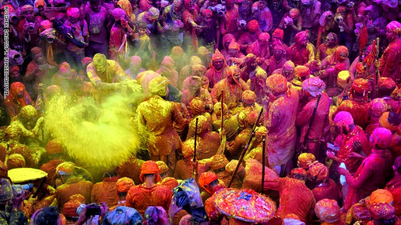باستخدام الأقنعة.. مهرجان الألوان بالهند يستمر رغم مخاوف فيروس كورونا باستخدام الأقنعة.. مهرجان الألوان بالهند يستمر رغم مخاوف فيروس كورونا