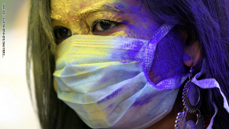 باستخدام الأقنعة.. مهرجان الألوان بالهند يستمر رغم مخاوف فيروس كورونا باستخدام الأقنعة.. مهرجان الألوان بالهند يستمر رغم مخاوف فيروس كورونا