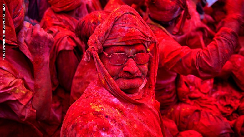 باستخدام الأقنعة.. مهرجان الألوان بالهند يستمر رغم مخاوف فيروس كورونا باستخدام الأقنعة.. مهرجان الألوان بالهند يستمر رغم مخاوف فيروس كورونا