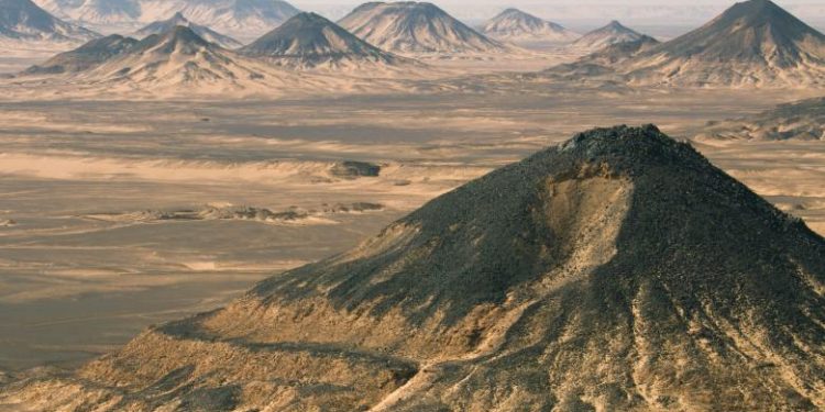 22222-1-750x375-3 طبقة سوداء تغطي هضاب ورمال هذه الصحراء.. ما سبب تكونها؟