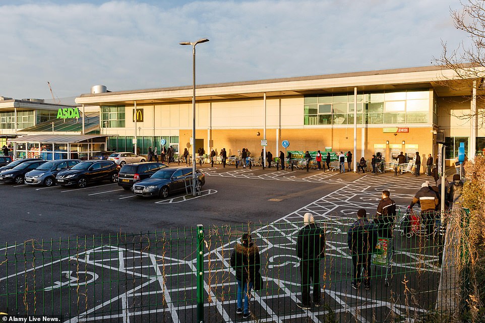 26236194-8137409-image-a-57_1584787283130 A huge queue of people is seen snaking round the carpark of an Asda in Middlesex while people continue to panic buy amid the coronavirus pandemic