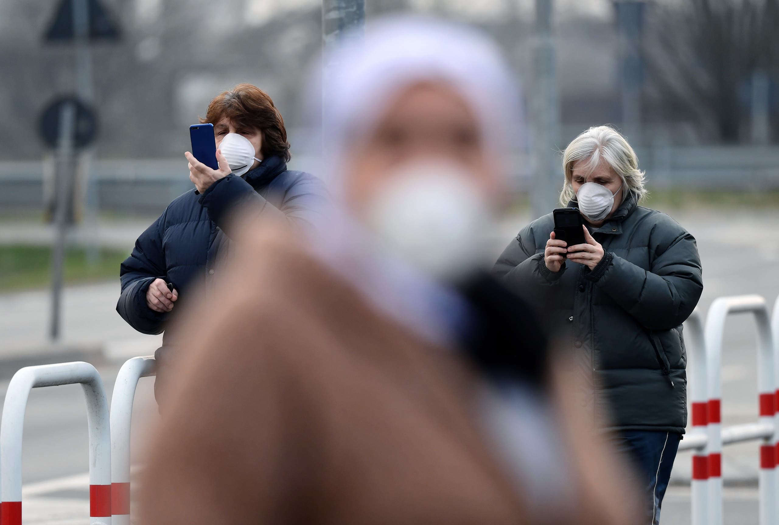 2d8dd1b5-ba9a-4679-a14d-810b8b4c9565 نساء في إيطاليا تضعن كمامات للوقاية من فيروس كورونا