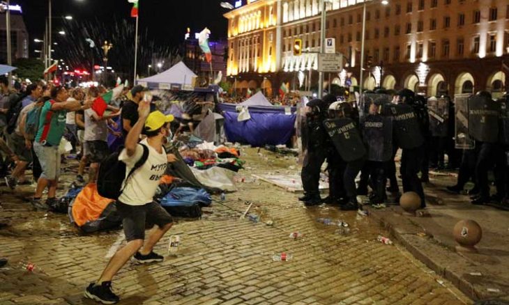 2ipj-2-730x438-2 55 جريحا خلال صدامات بين معارضين لرئيس الوزراء والشرطة في بلغاريا- (صور)