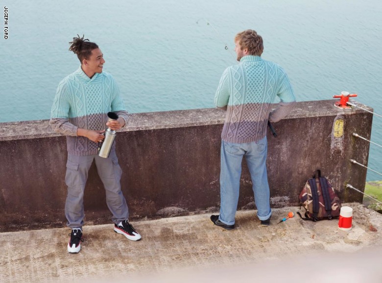 صور أزياء تتطابق مع الخلفية في بريطانيا صور أزياء تتطابق مع الخلفية في بريطانيا